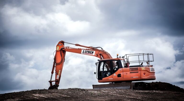 Read more about the article Choosing An  Excavator VS a Backhoe Loader